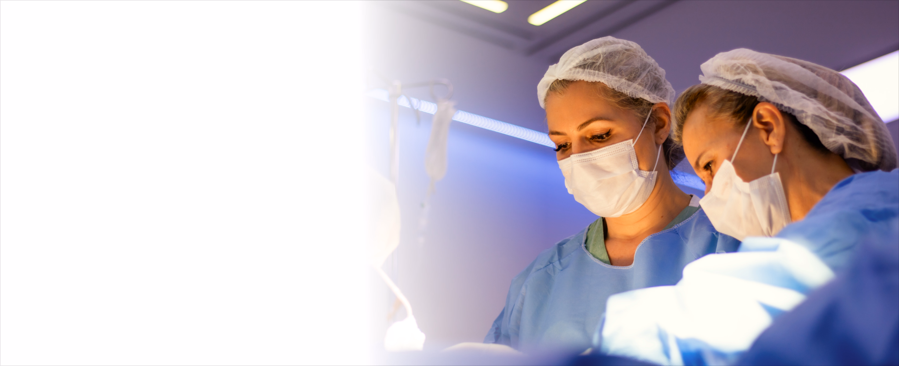 Equipe médica em cirurgia robótica