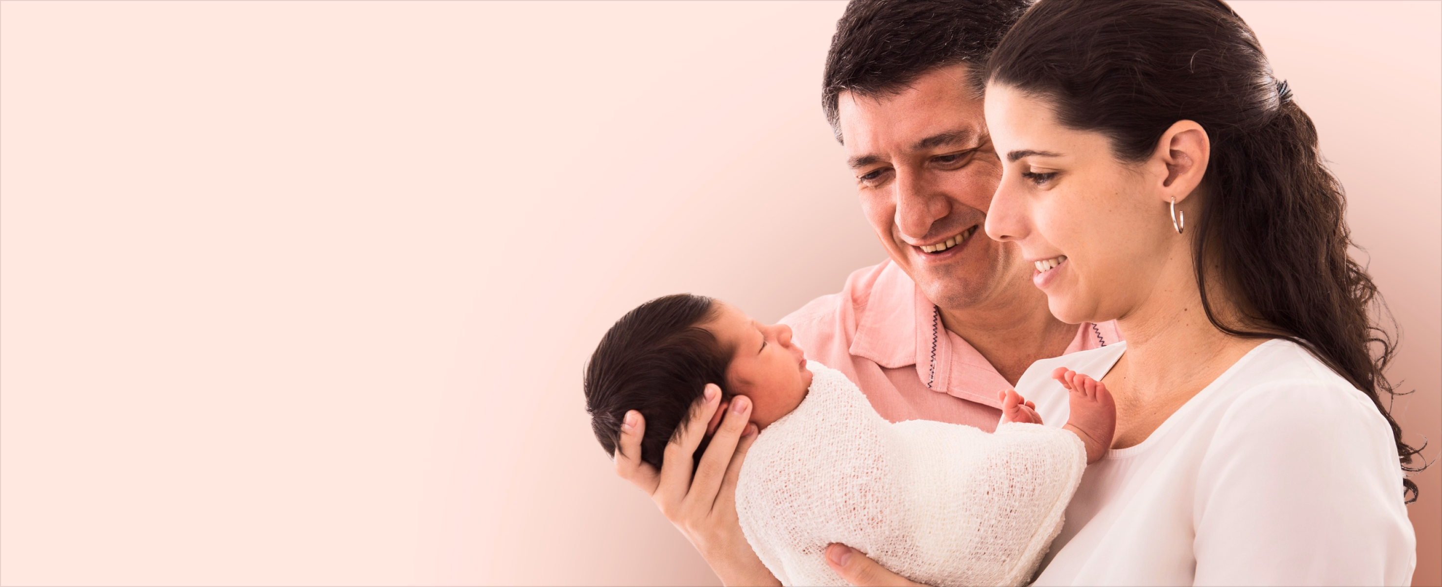 Casal segurando bebê recém-nascido