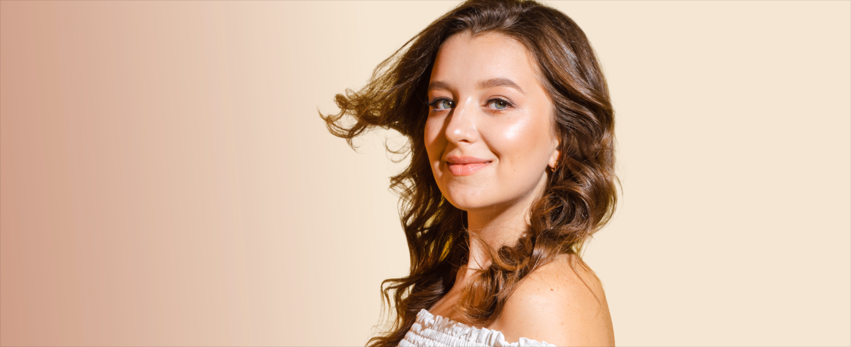 Mulher sorrindo com cabelo ao vento