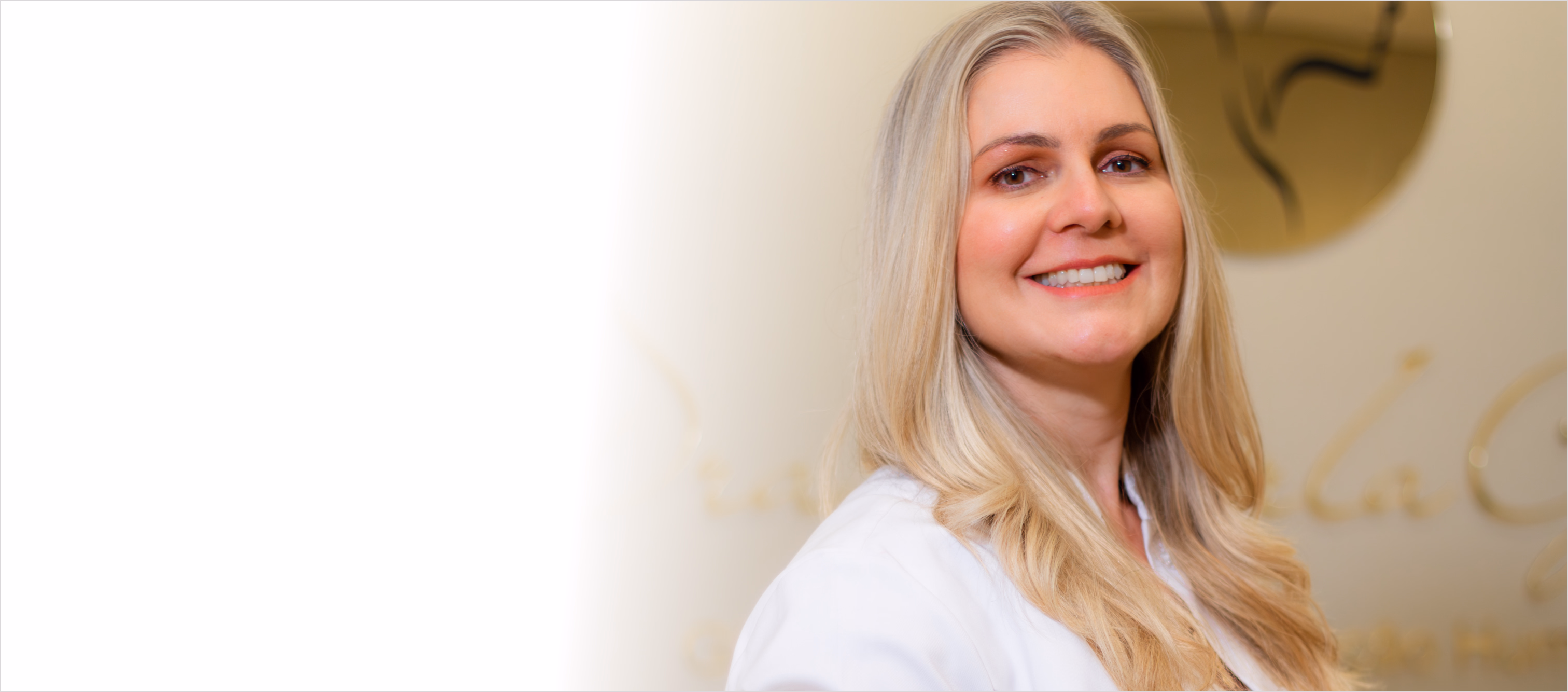 Dra. Karla Giusti sorrindo no consultório