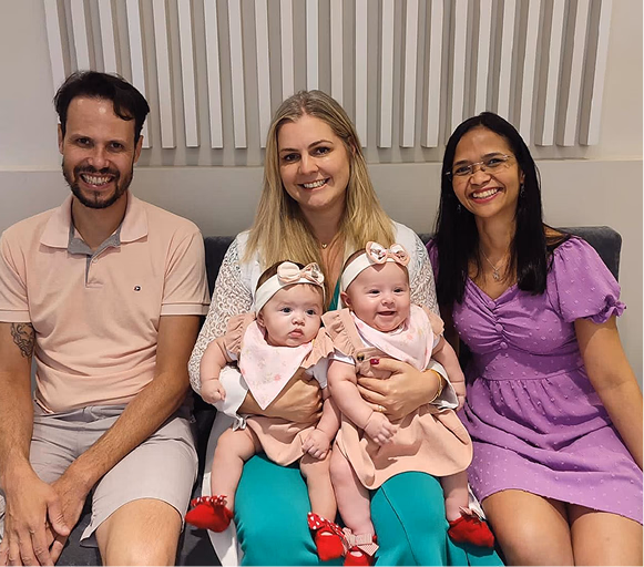 Família com gêmeas e a Dra. Karla