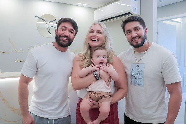 Família com bebê no consultório