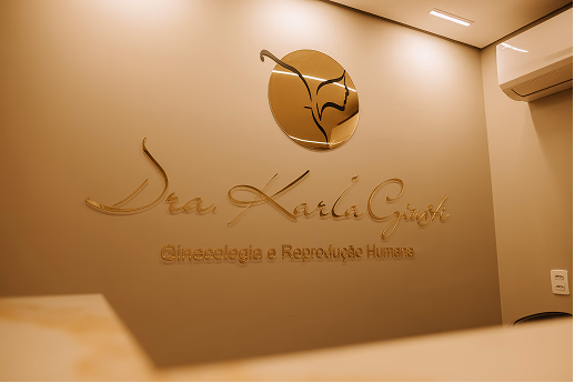 Parede com logotipo em relevo dourado